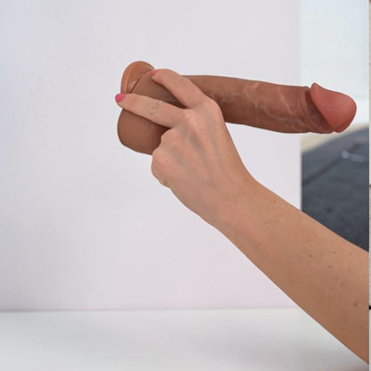 Dildo realistico curvo in silicone medicale tenuto in mano in posizione orizzontale per mostrare la base con ventosa, la curvatura del fusto e le dimensioni del prodotto.